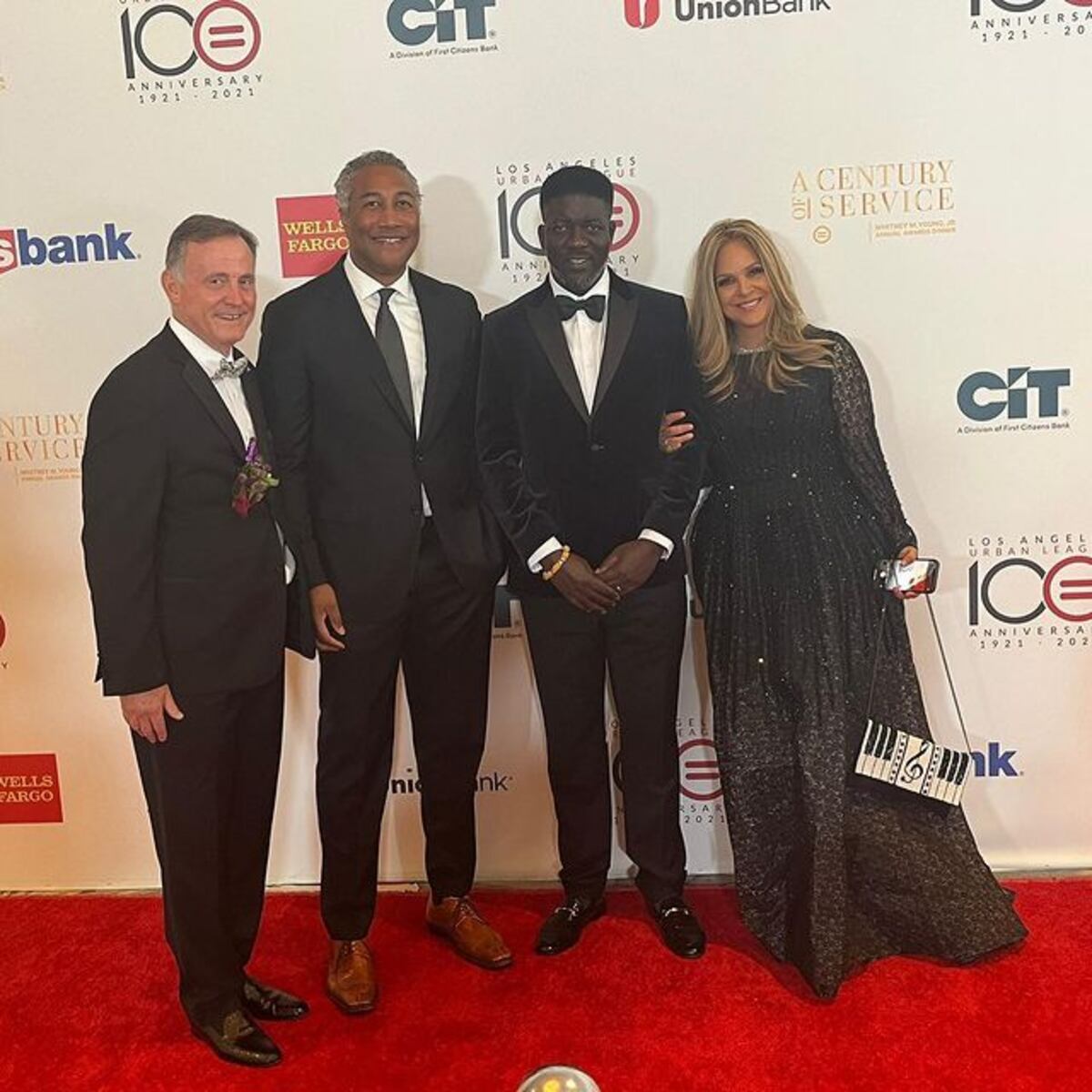 Príncipe de Ghana ‘parquea’ con Tom Hanks en Los Ángeles, mientras la diputada princesa trabaja en el parlamento