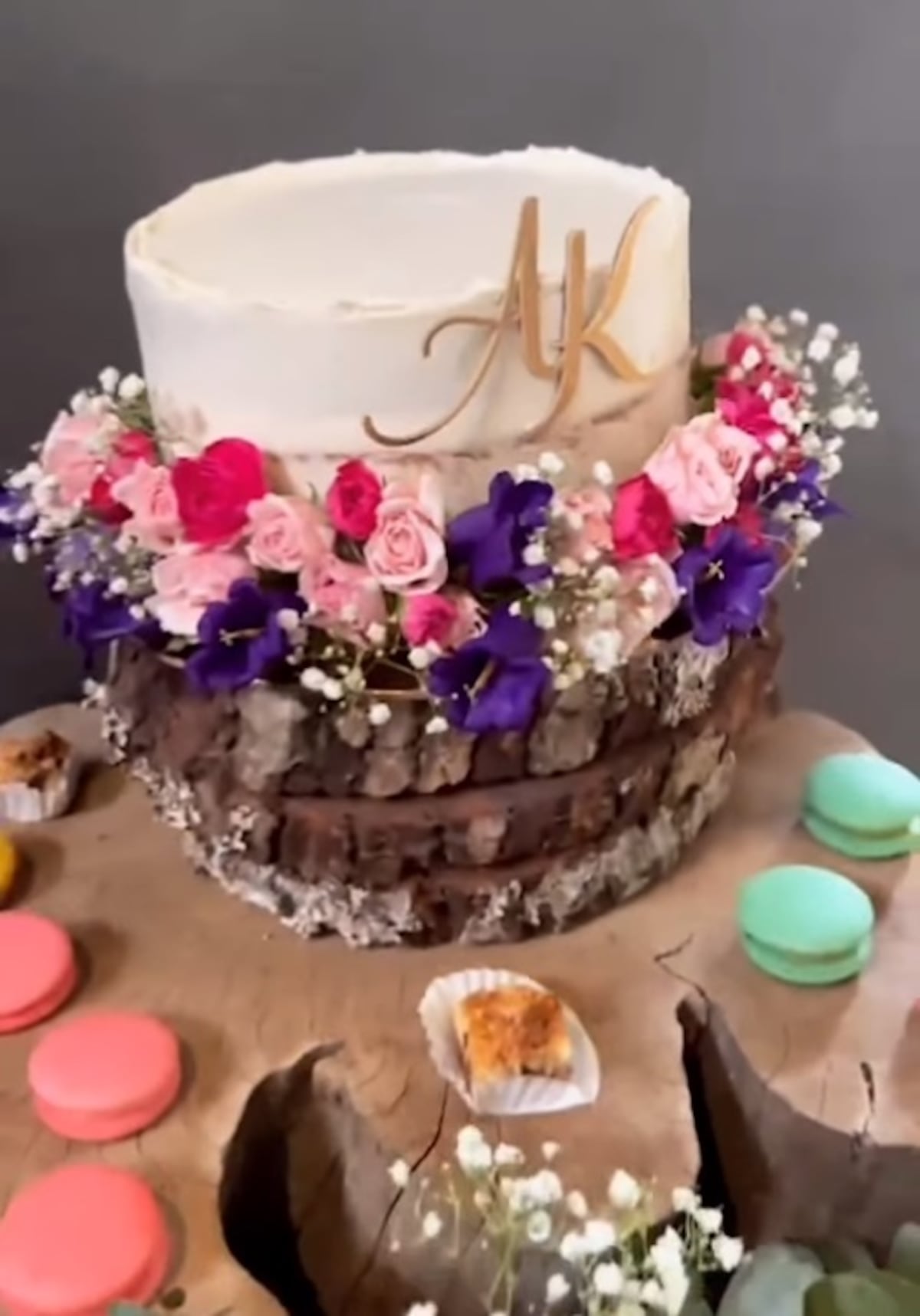 Diseñador Tony Vergara sorprende con vestido de novia de flores del campo para Kira, esposa del Chef Argimiro Armuelles