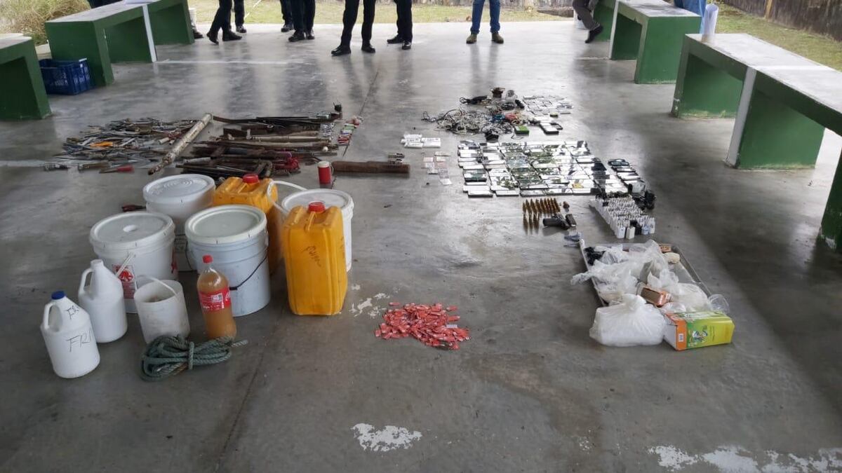 Se les acabó el relajo. Decomisan 92 celulares en la cárcel de Colón