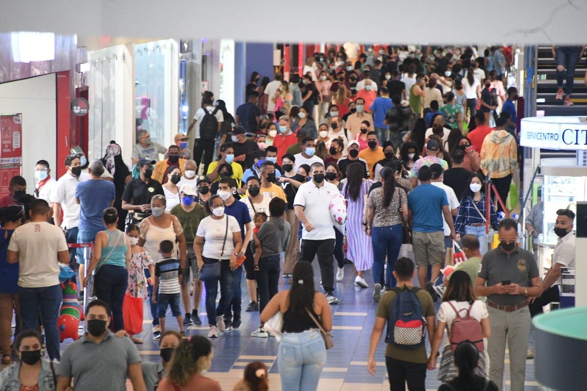 A pesar de la pandemia. Muchas personas aprovechan el tercer día del Panamá Black Week. Fotos