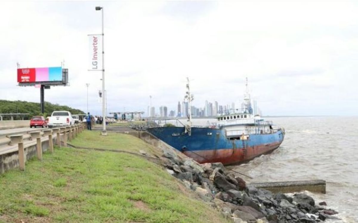BUQUE CHOCA CONTRA MURO. Acceso al Corredor Sur por Vía Israel está cerrado