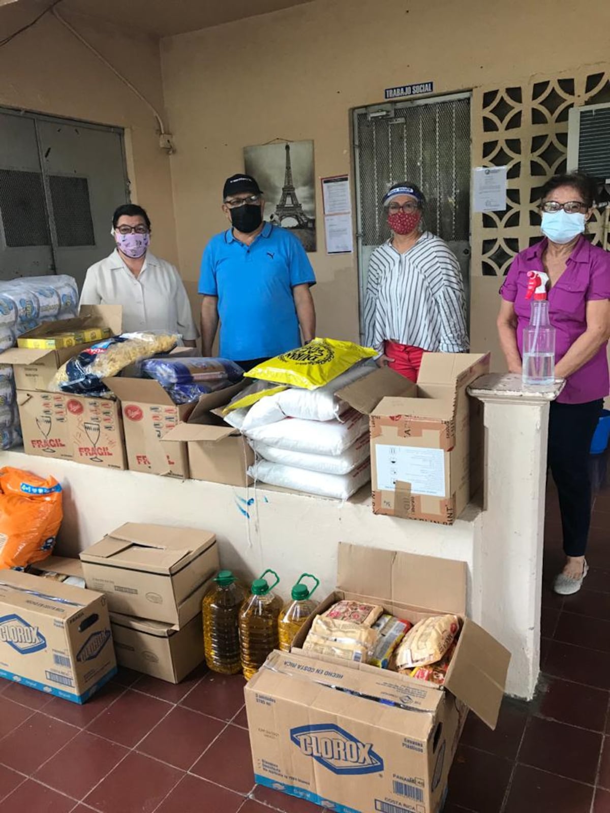 Buena esa. Institutores donan medicinas, aires acondicionados e implementos a niños y ancianos necesitados 