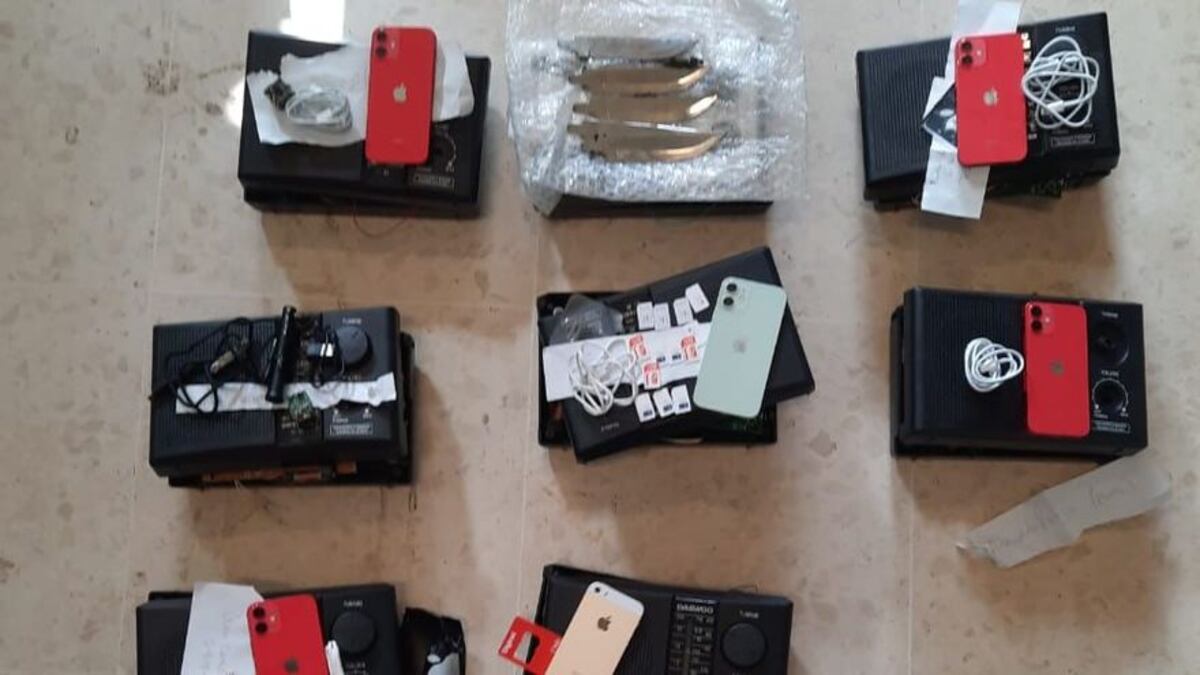 Decomisan celulares Iphone y otros artículos que iban como encomiendas al sector C de La Nueva Joya