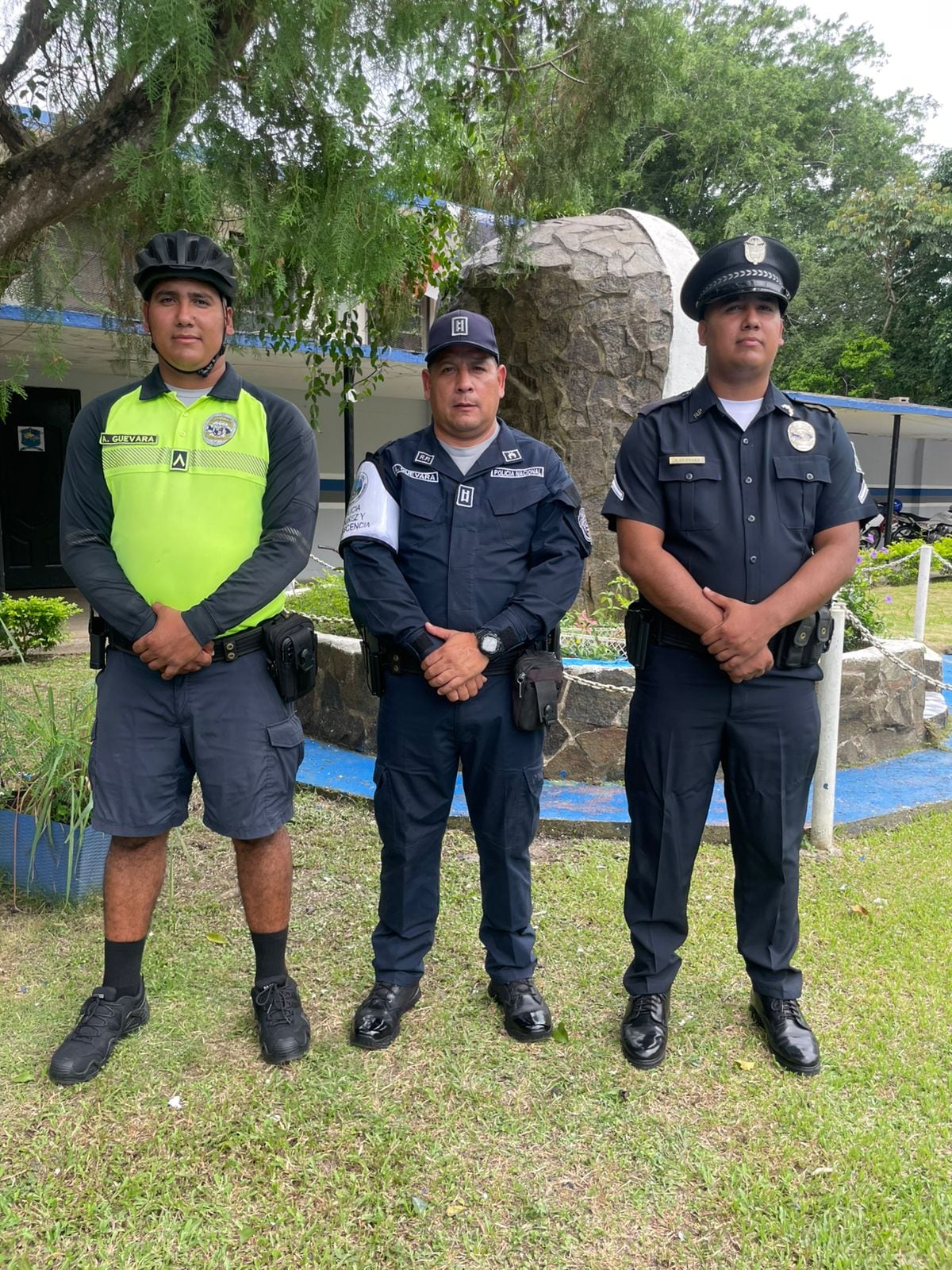 ¡Orden y mando, pero con cariño!: padre policía celebra con sus gemelos 