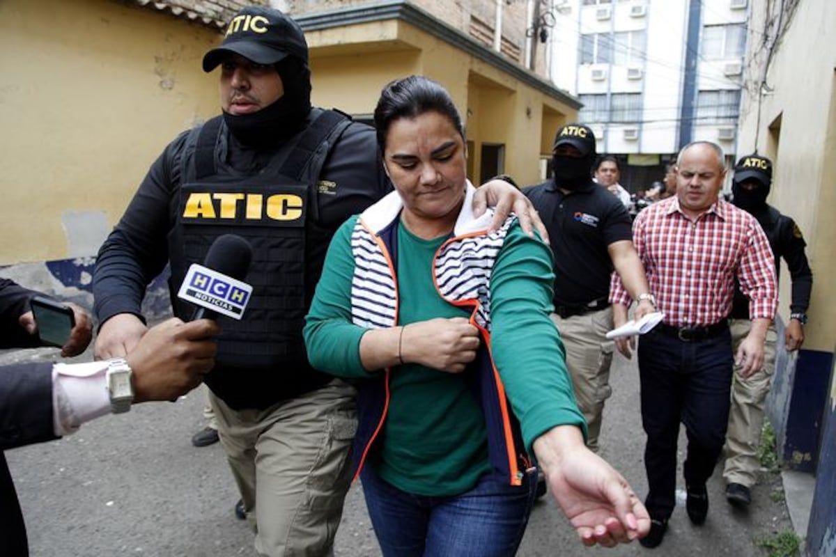 Arrestan a exprimera dama por presunta malversación de fondos públicos