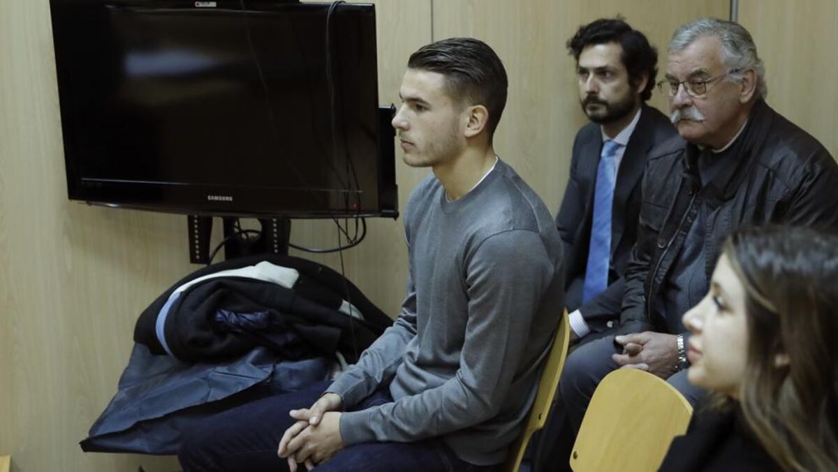 ¡INSÓLITO! Piden un año de cárcel para futbolista por irse de luna de miel