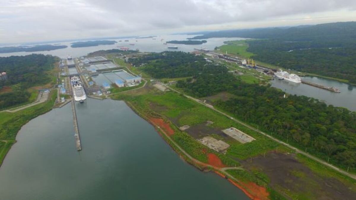 ¡HISTÓRICO!El crucero más grande de pasajeros que pasa el Canal de Panamá. VIDEO