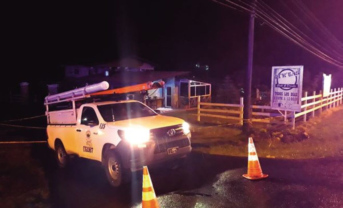 Caminó descalza mientras un fuerte rayo cayó y murió ante la mirada de su esposo