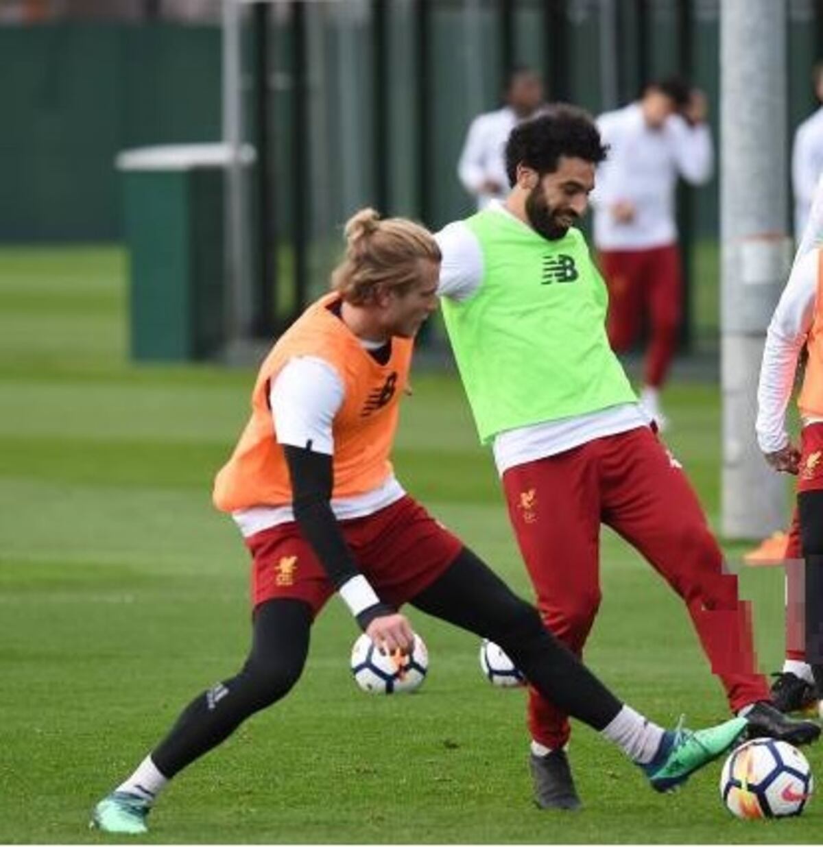 Mohamed Salah anima a su portero Karius tras los errores de la Champions