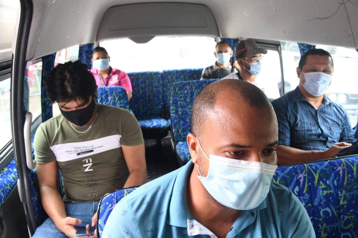 El transporte público de buses y taxis operará con algunas regulaciones por la apertura del bloque 2