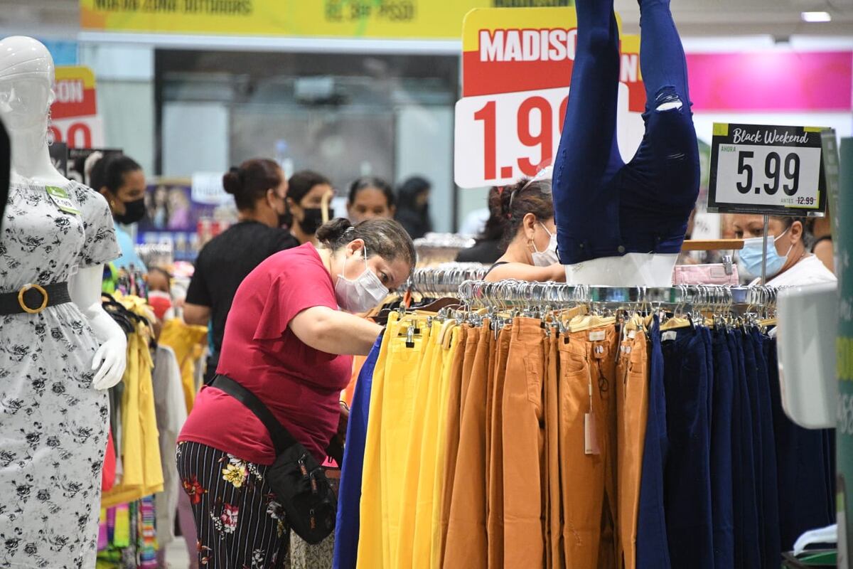 A pesar de la pandemia. Muchas personas aprovechan el tercer día del Panamá Black Week. Fotos