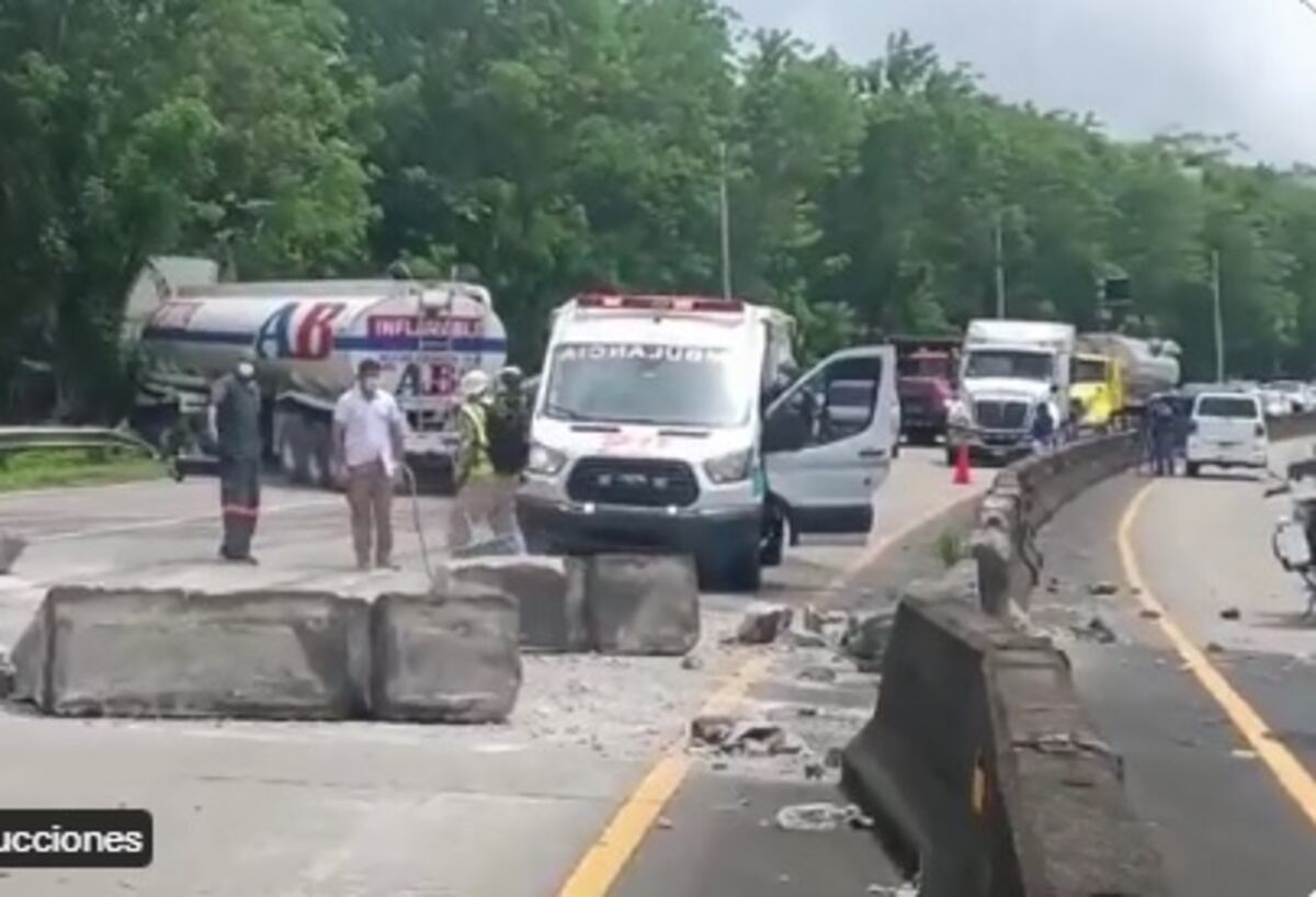 Impactante. Mula de combustible inflamable colisiona en Corredor Norte. Se pasa al paño contrario. Video