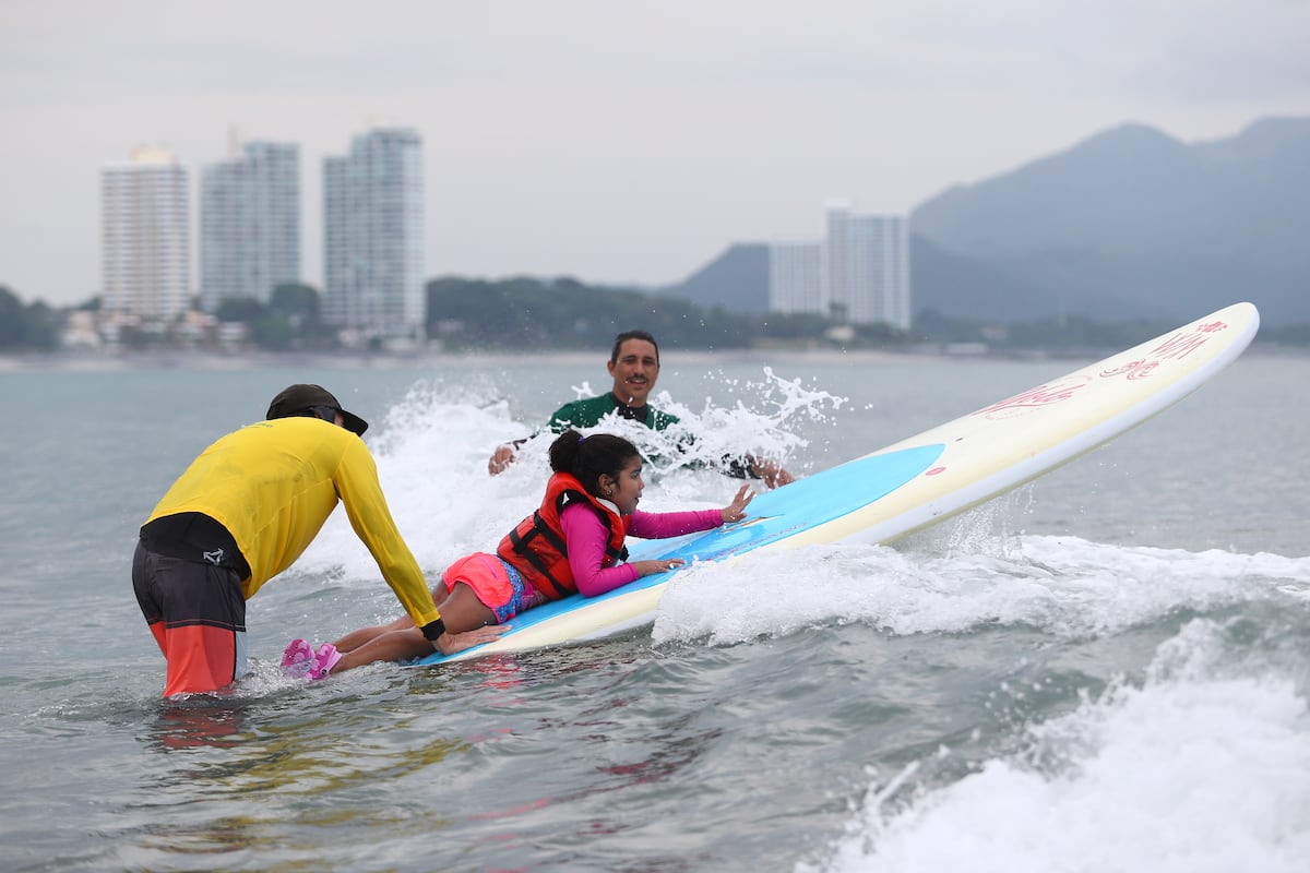 Conoce cómo se unen el surf y el autismo en Panamá