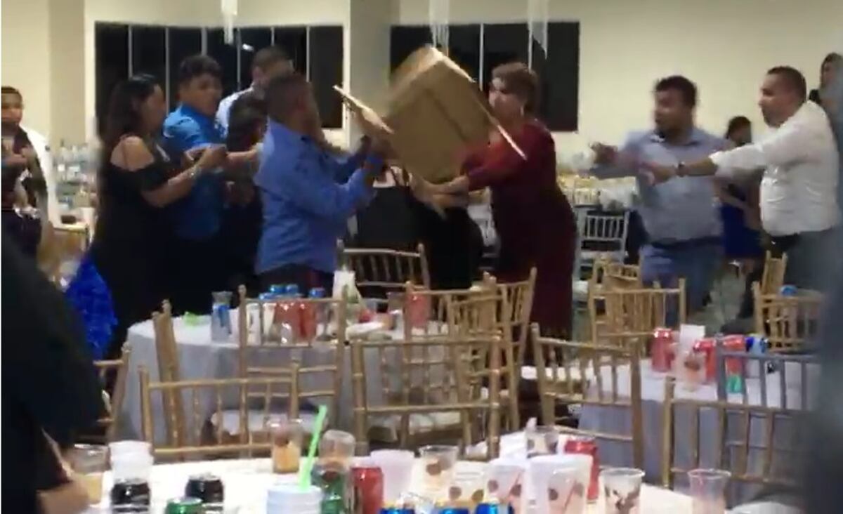 Oh my God. Pelea en pleno baile de graduación por arreglos florales. Filtran imágenes en redes. Video