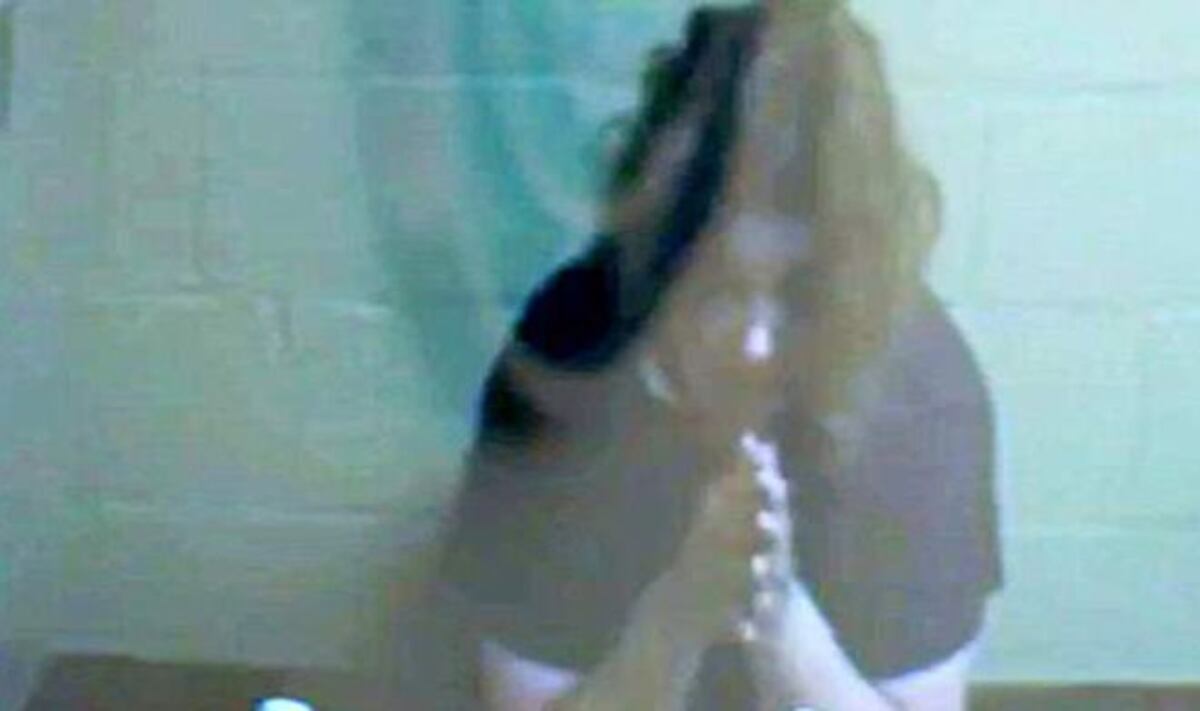 Olvidó a su hija en el carro, la bebé murió y ahora pide que la dejen suicidarse