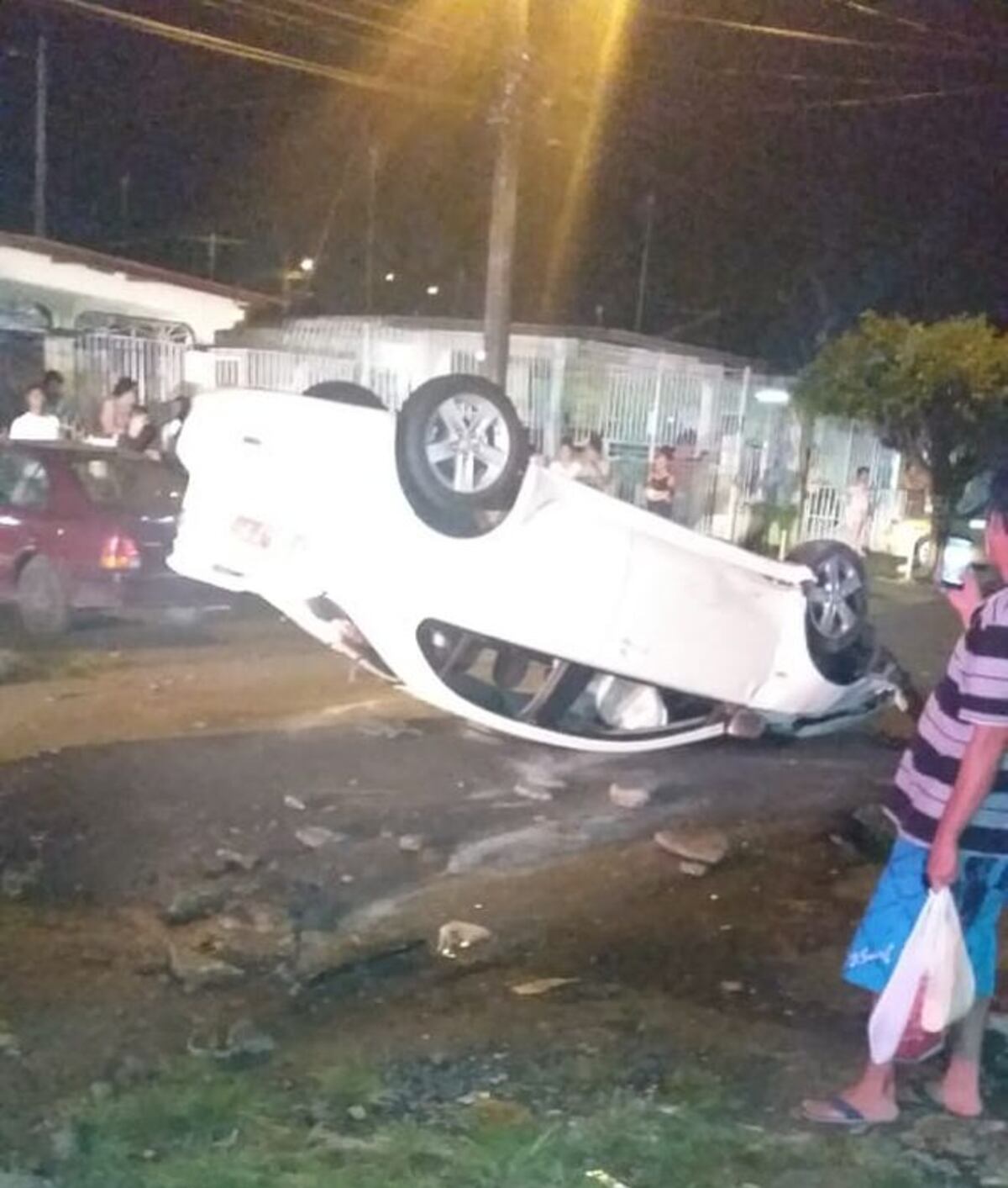 Una niña se sale del carro en marcha al escapar de balacera | Video