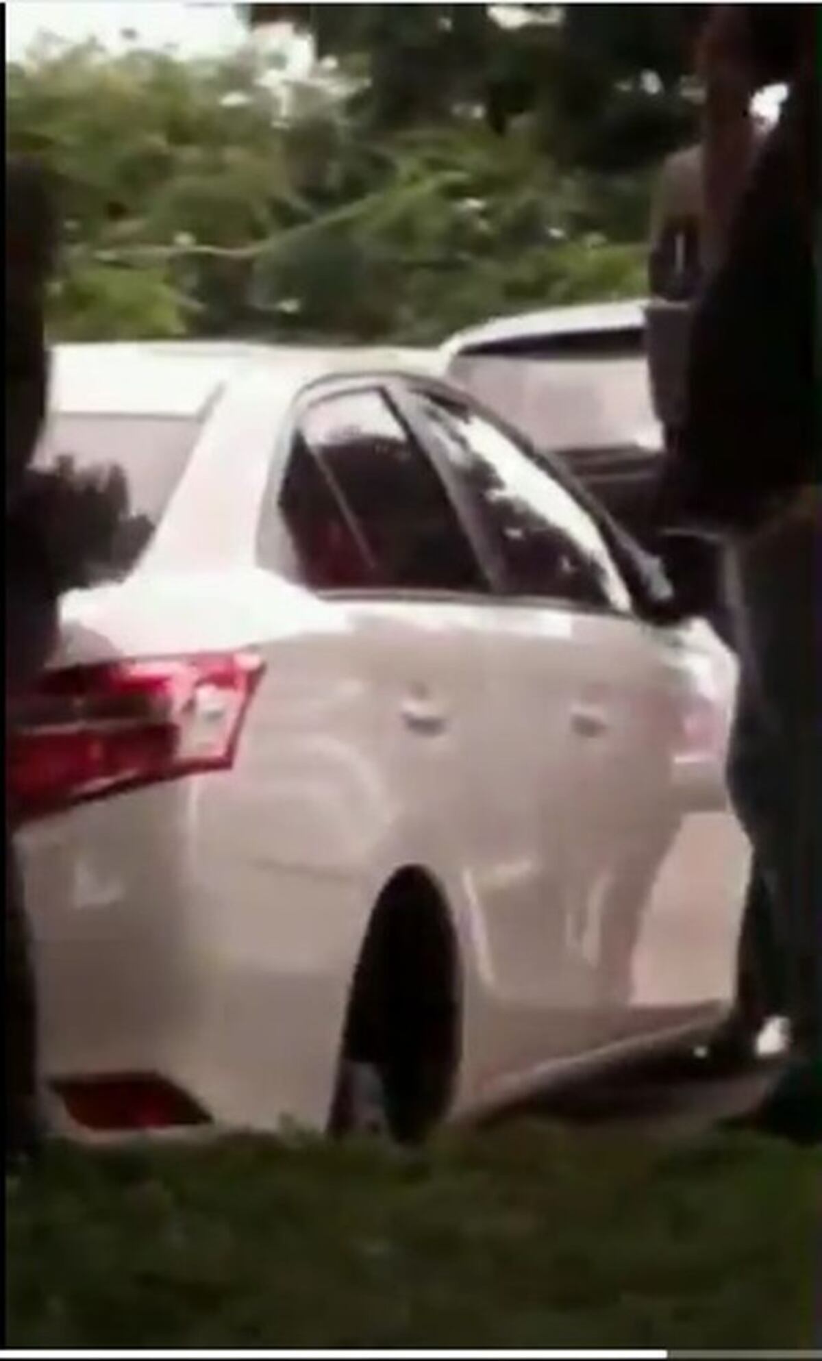 Se roban los 4 rines y llantas de un auto estacionado en Cinta Costera