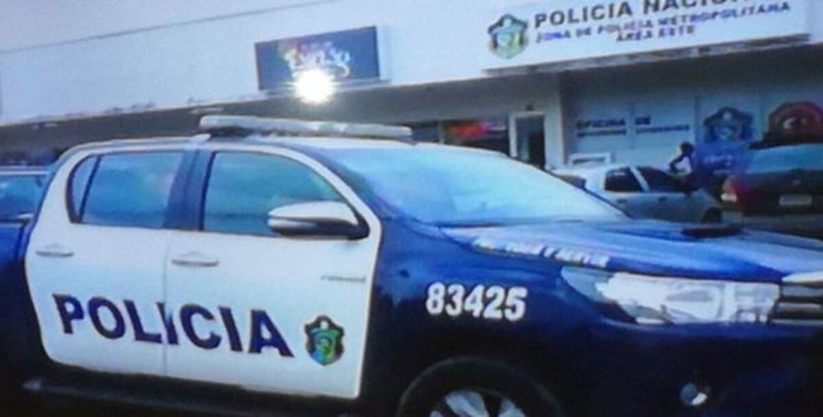 Dos hombres muertos iban de pasajeros y una mujer en el maletero | Video