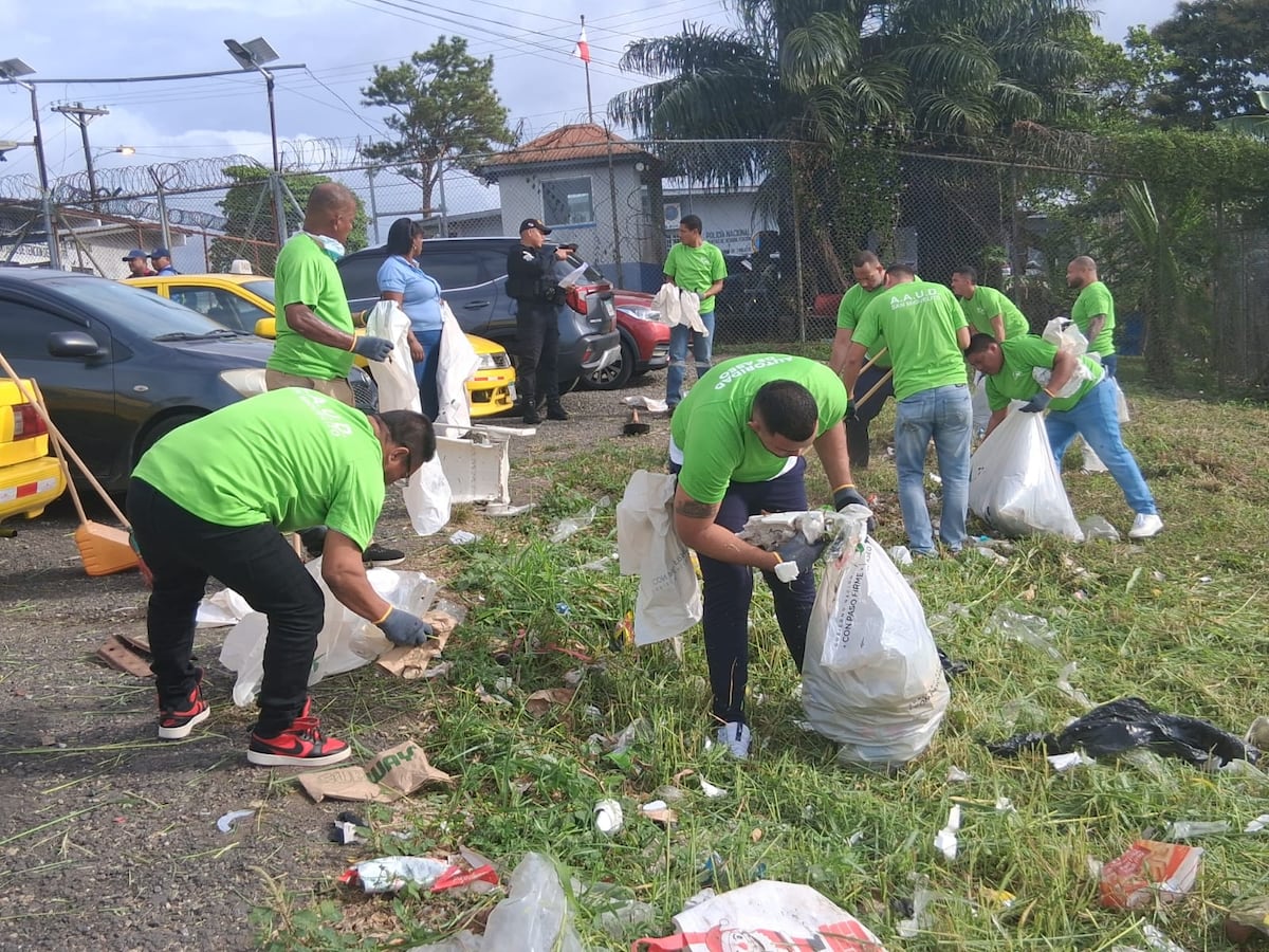 Desde Tinajitas a la calle: privados se suman a limpieza en San Miguelito