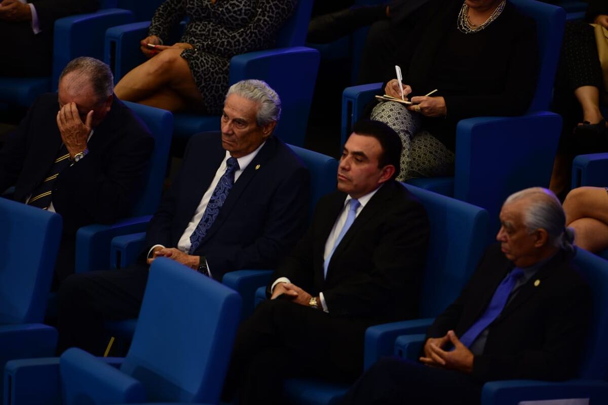 Menos pullas y más promesas en el tercer debate de candidatos presidenciales