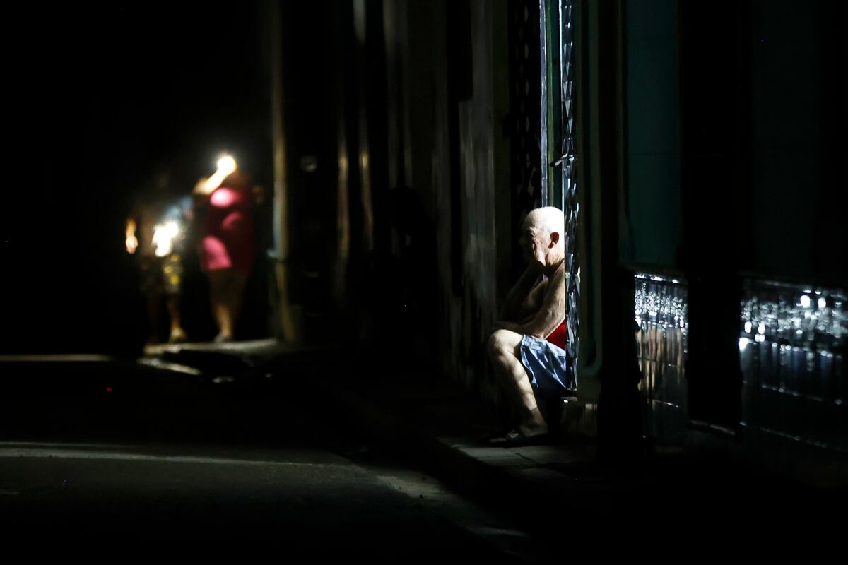 Los cubanos recobran poco a poco la normalidad, pero la crisis persiste