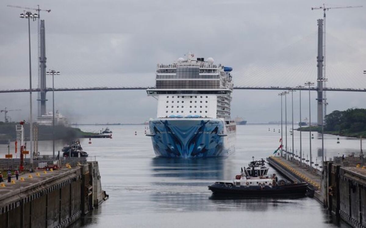 ¡HISTÓRICO!El crucero más grande de pasajeros que pasa el Canal de Panamá. VIDEO