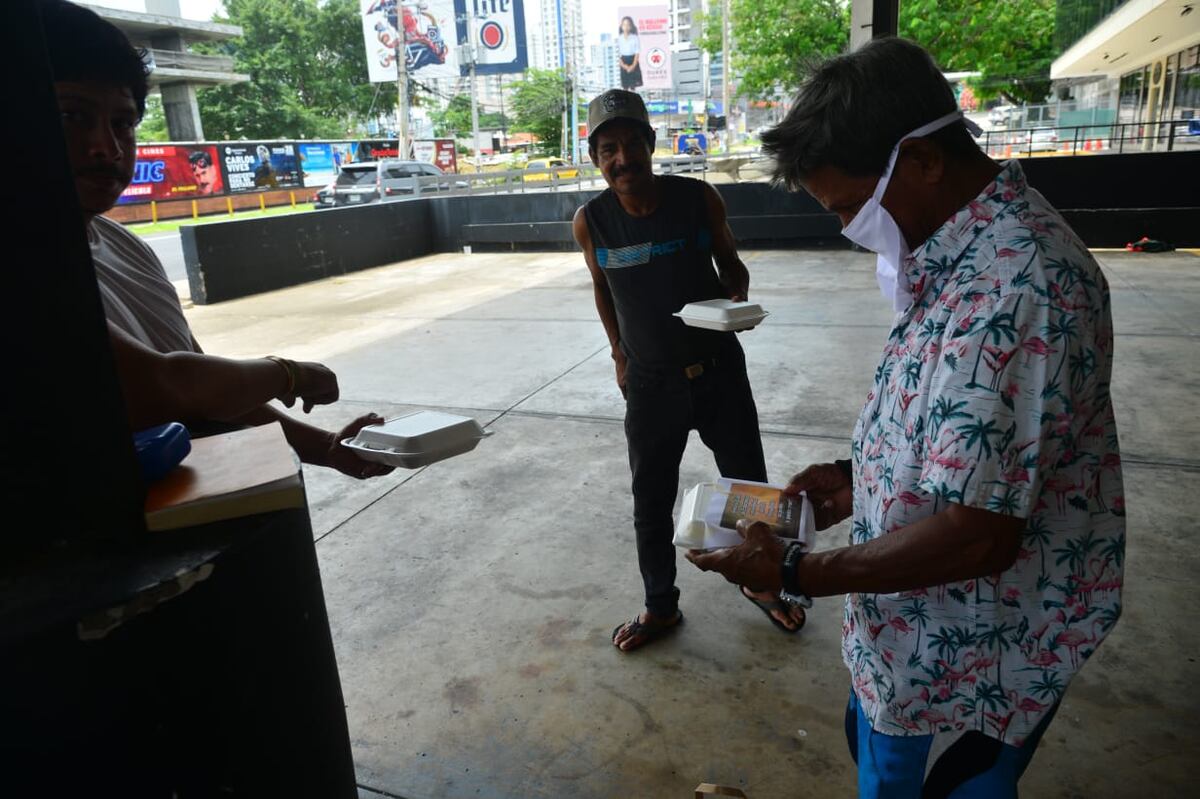 Donde antes vendían carros de lujo, ahora pasan la cuarentena en carpas