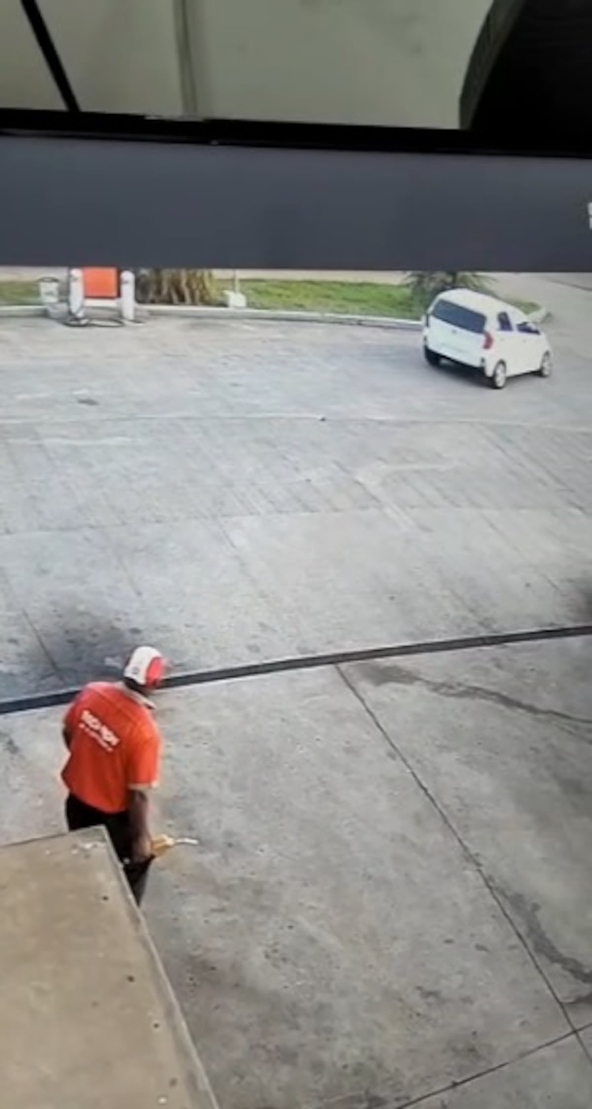Increíble. Conductores piden ‘tanque lleno’ de gasolina y se dan a la fuga. Video