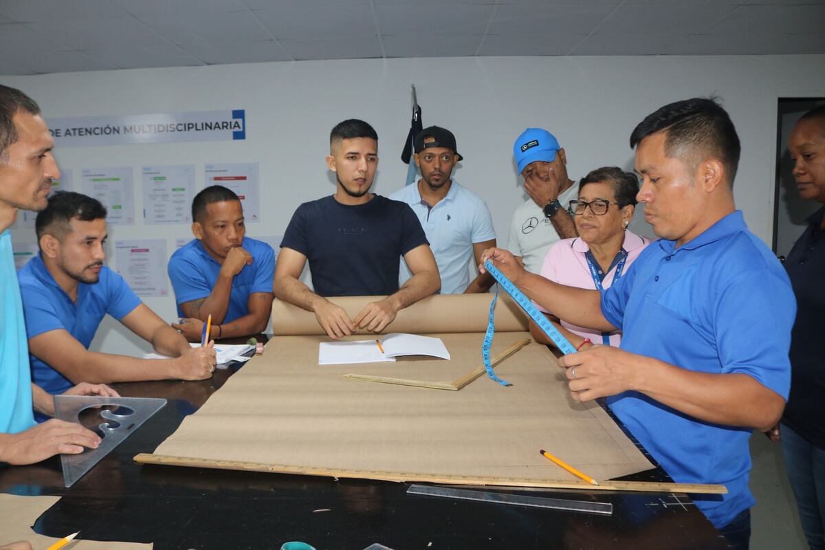 El sueño de Santos: recluso de El renacer quiere vestir a su madre con su propio diseño