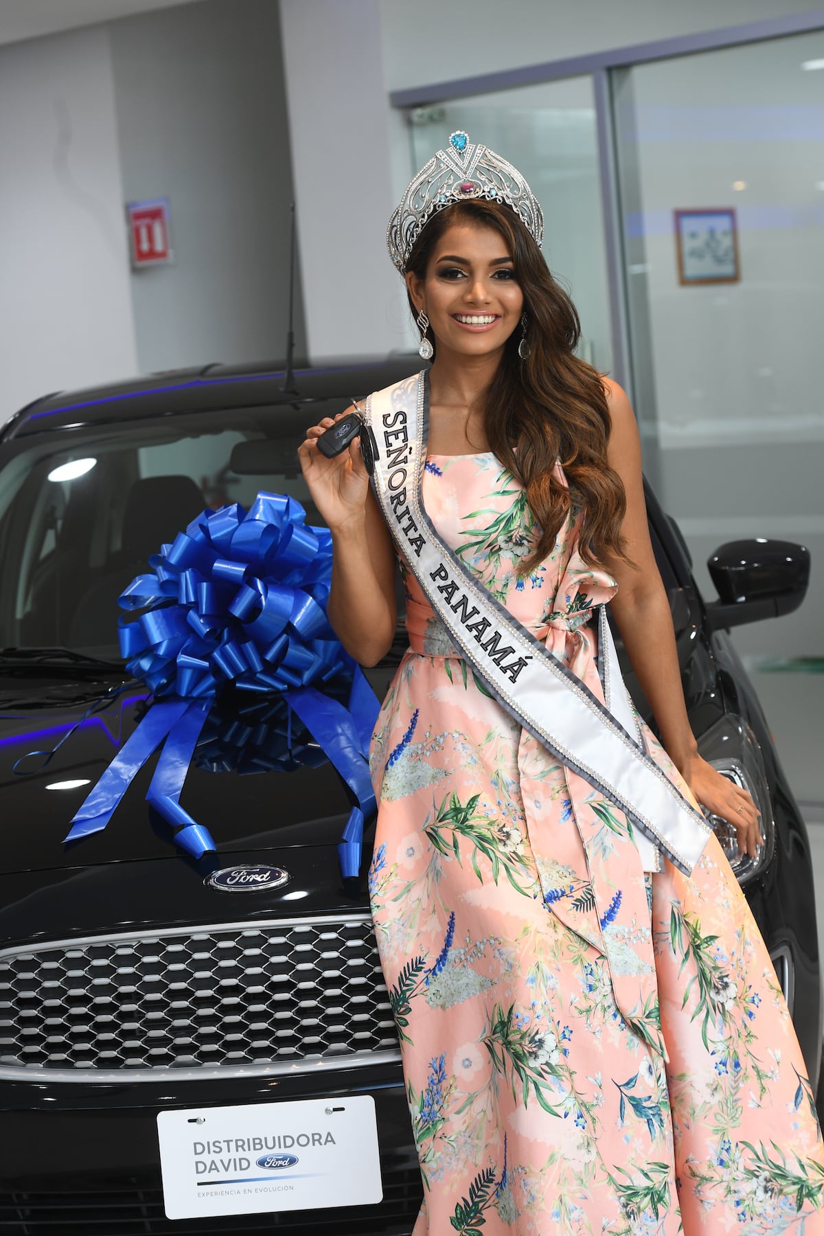 Le entregan carro a Señorita Panamá y está feliz. Antes su papá la llevaba a todos lados