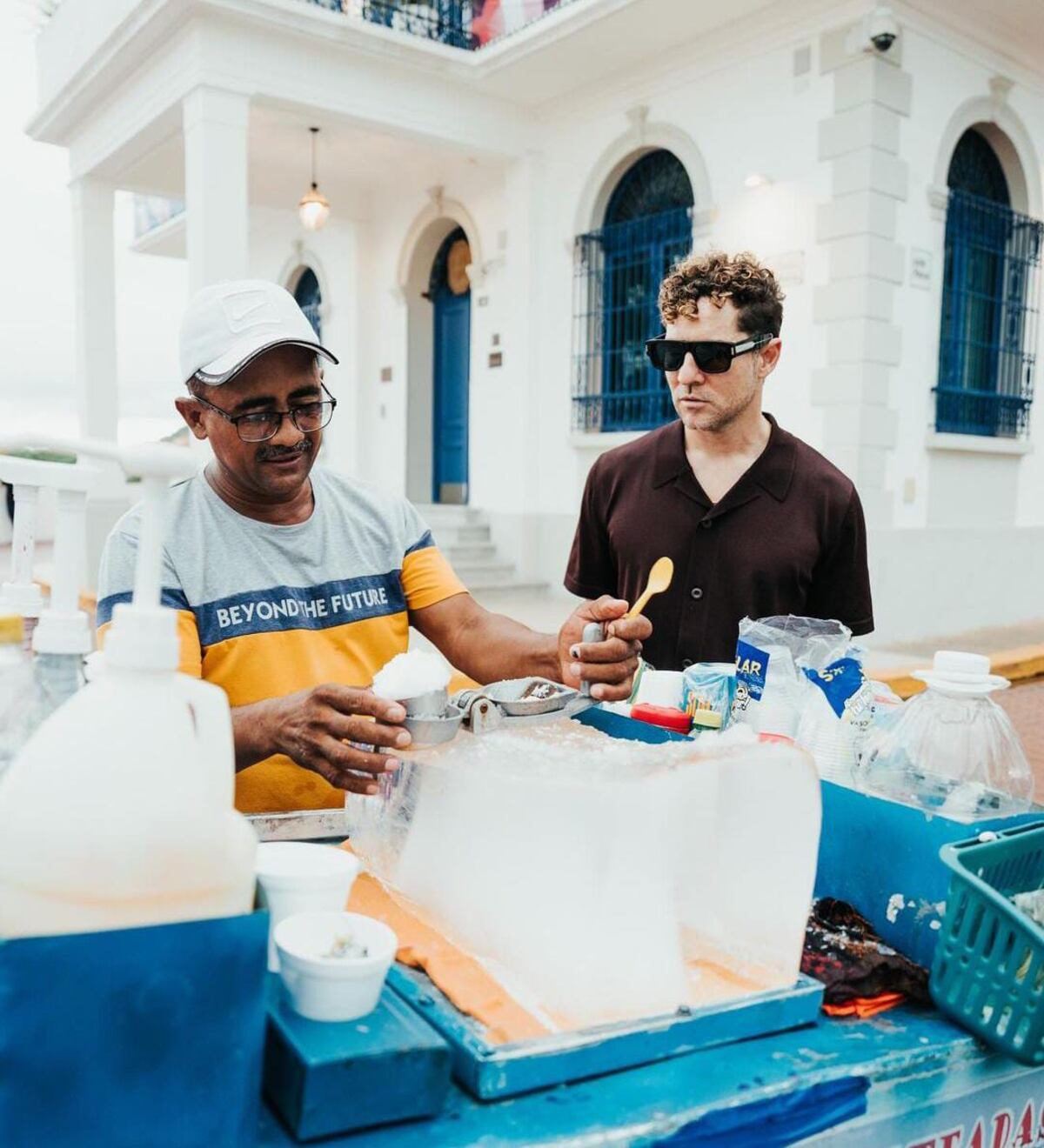 David Bisbal se da su baño de pueblo en el Casco Viejo antes de su esperado concierto: ‘me compré un raspao’