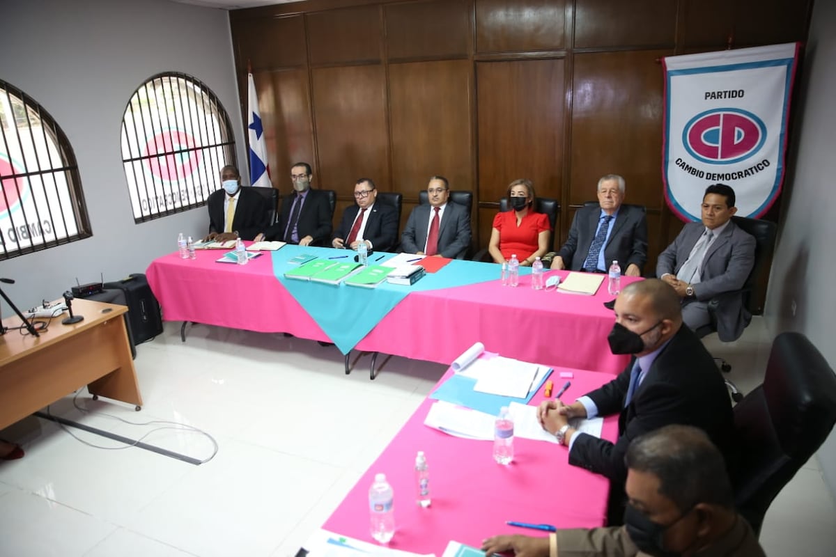 Cambio Democrático expulsa a 15 diputados