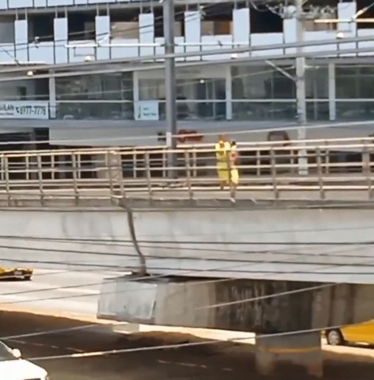 Mujer caminaba por el andamio del Metro de Panamá por la 12 de Octubre. Video