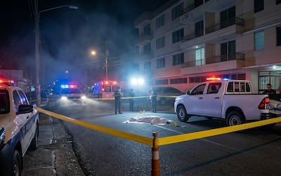 ¡Conmoción! Hallan a hombre sin vida frente a edificio y crecen las interrogantes