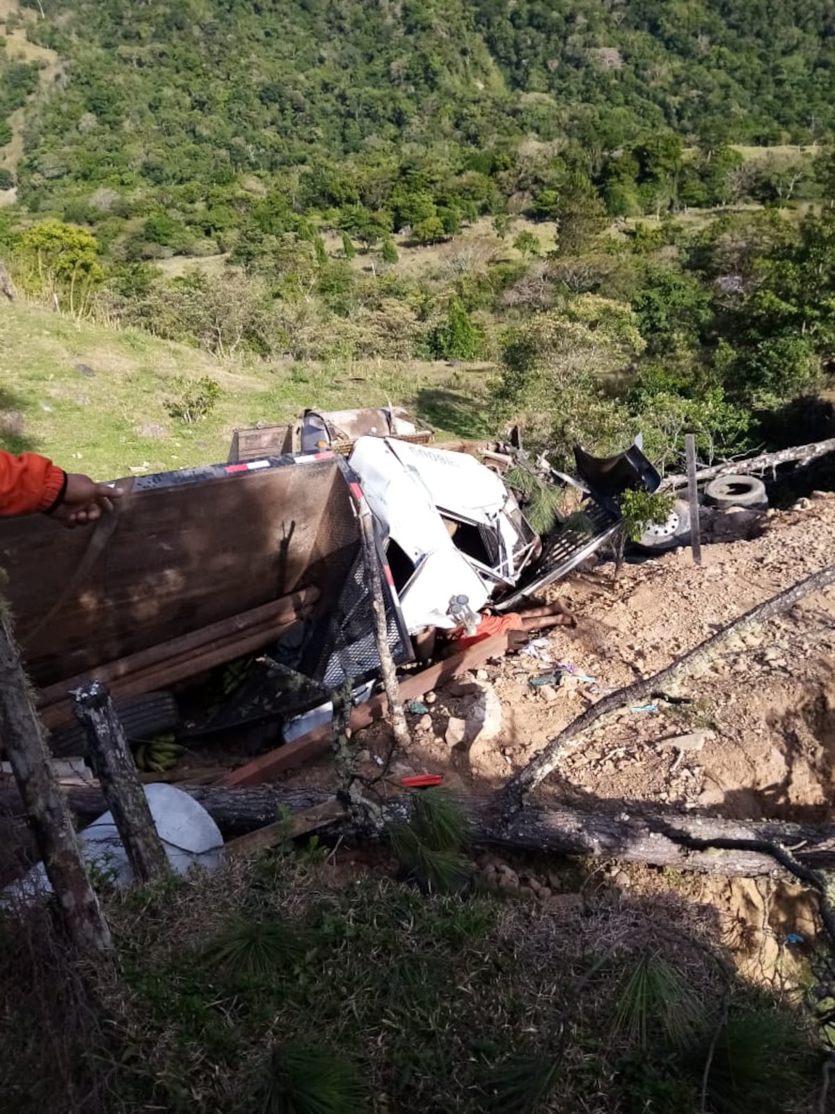 Pickup y mula se estrellan. Dos personas mueren y  otras tres quedaron atrapadas entre hierros retorcidos
