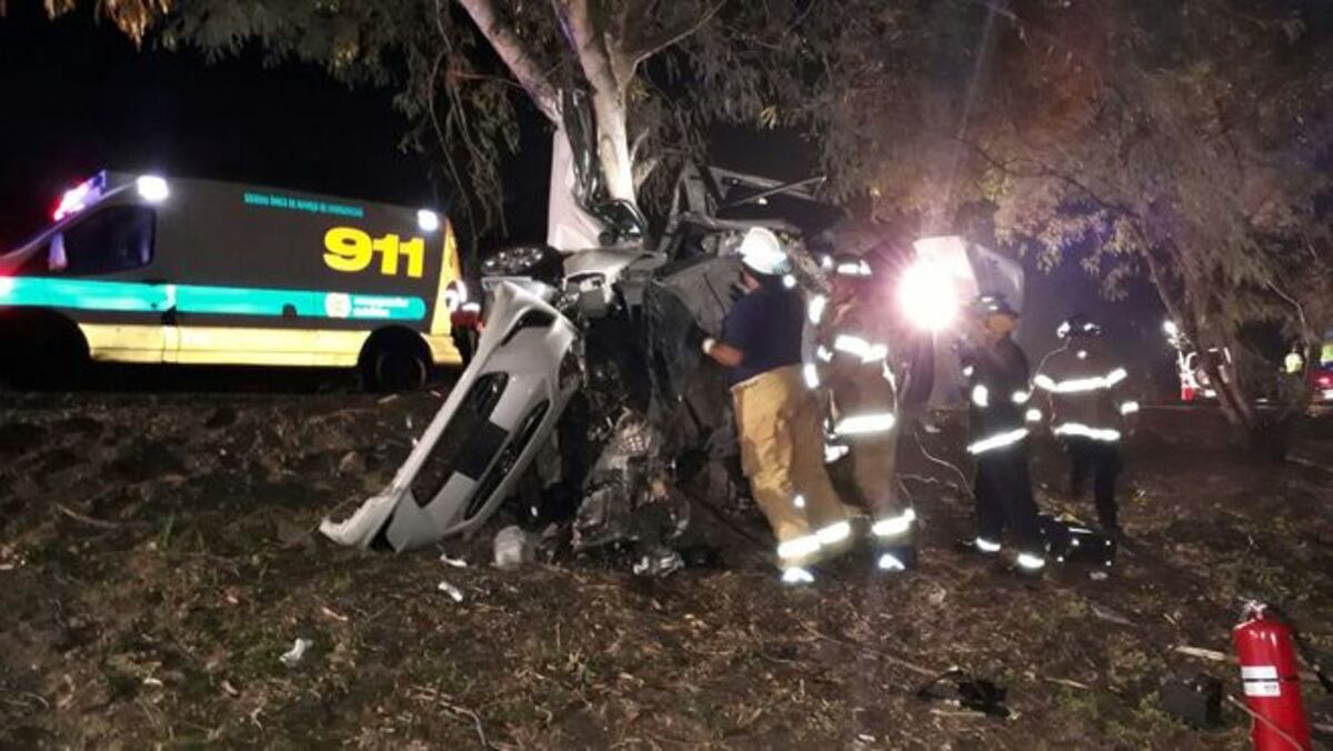 IMPACTANTE| Choca contra árbol y queda atrapado, hay dos heridos en Corredor Sur