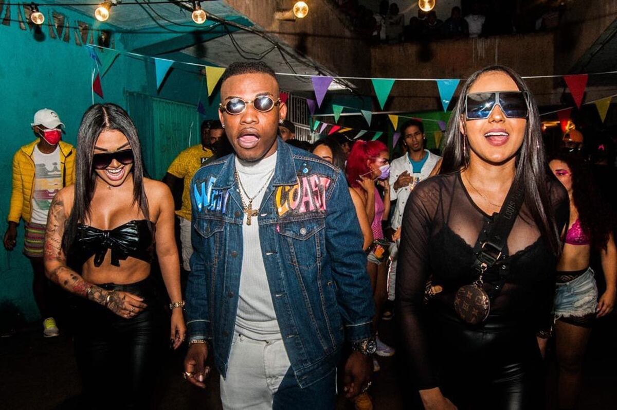 Chao, covid-19. Italian Somali lanza video con Anyuri de modelo que fue grabado sin distanciamiento