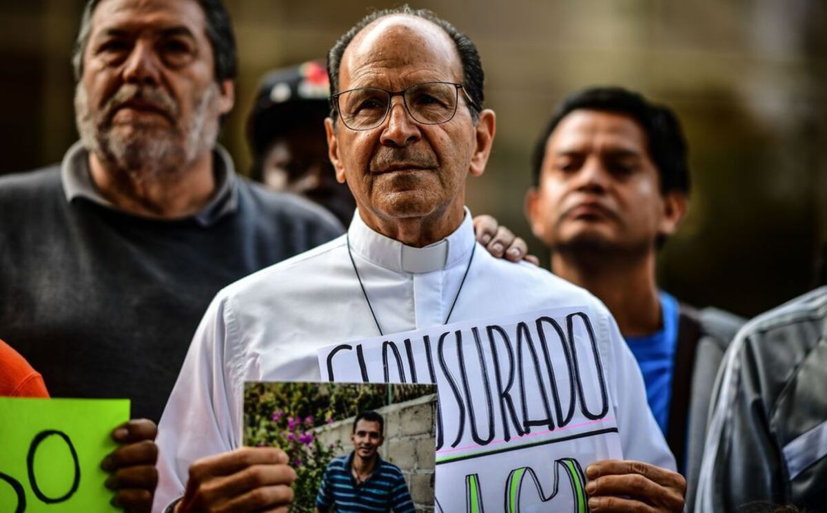 Sacerdote protesta por violenta redada contra migrantes