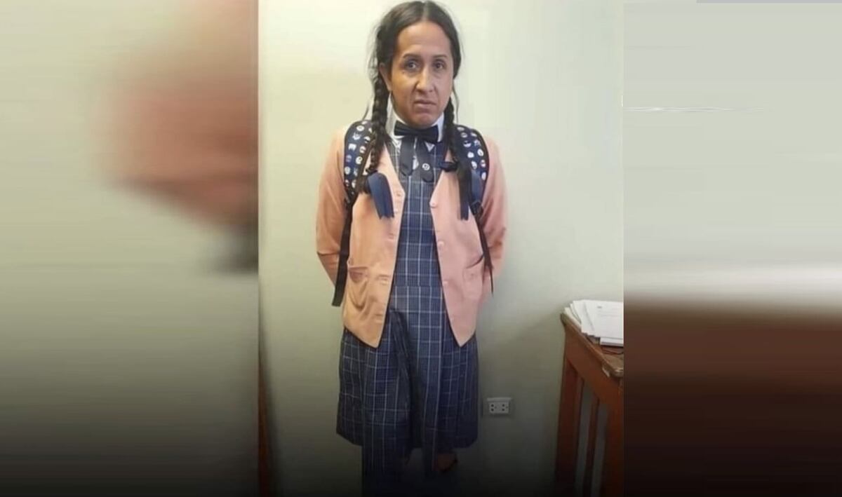 Desgraciado. Con trenzas y uniforme detienen a un hombre en el baño de un colegio de niñas en Perú