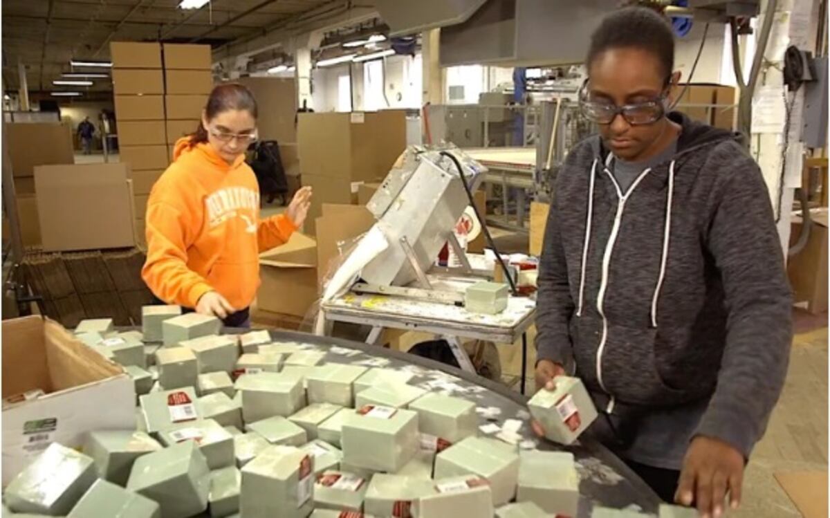 Dueño de empresa reparte bono de 4 millones de dólares entre sus 200 empleados