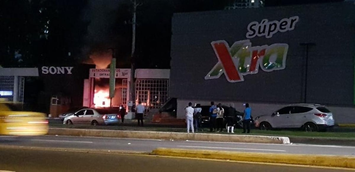 Se incendia planta eléctrica de supermercado en Transístmica