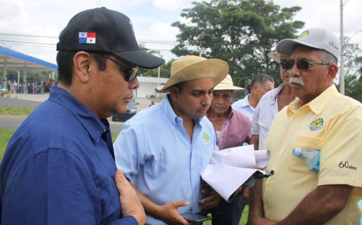 Se emberraca. Ministro de Seguridad hala orejas a productor.Varela los escuchará