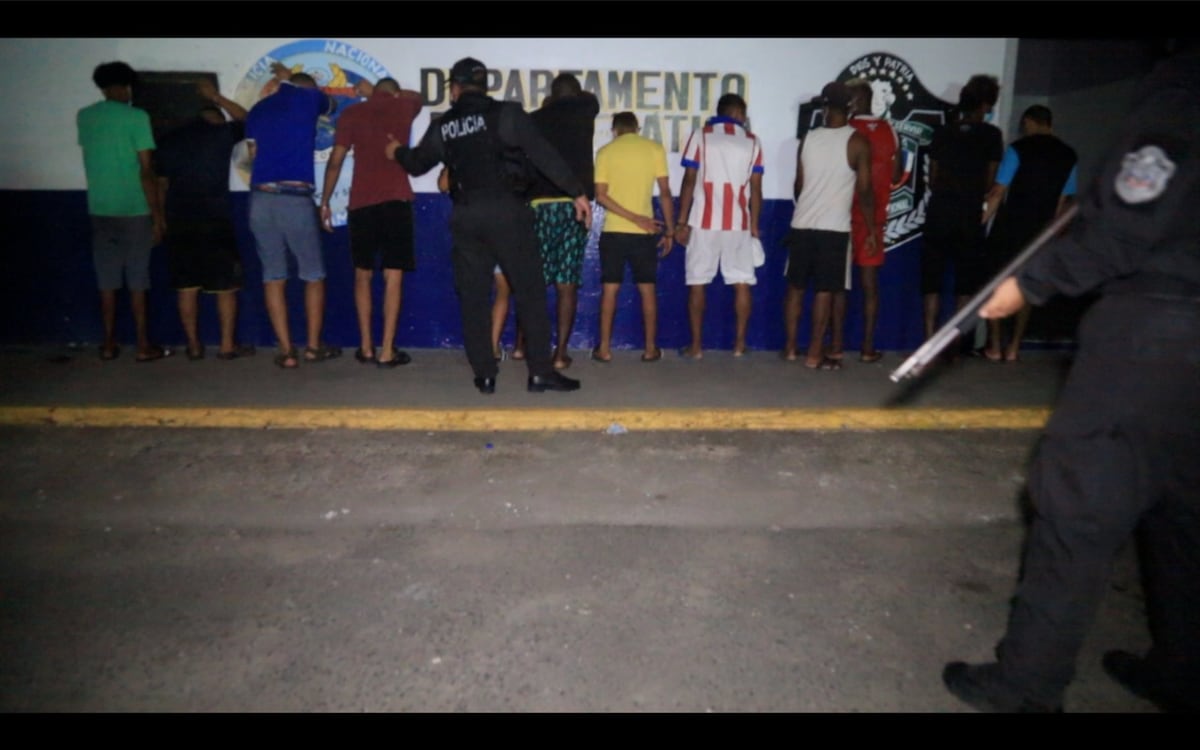Policía retiene a 21 personas supuestamente dedicadas a la venta de droga en Colón