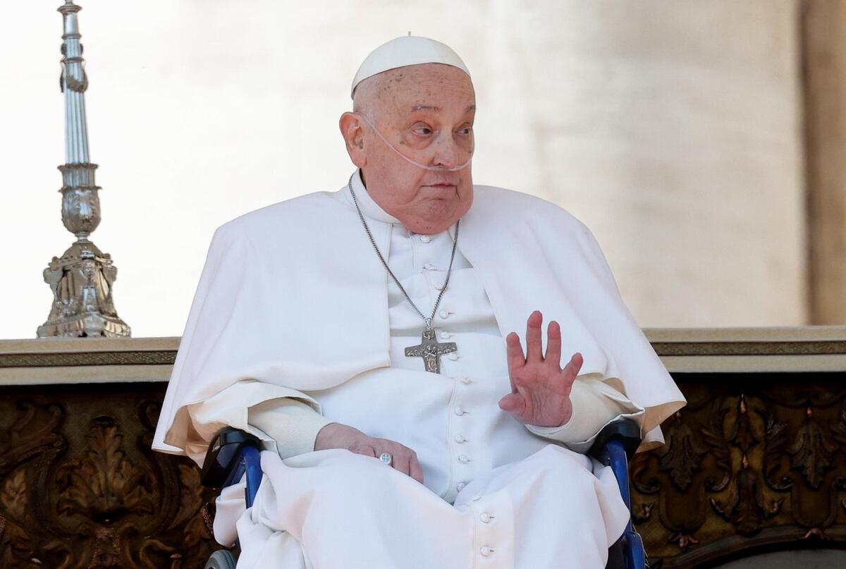 Francisco reaparece sin oxígeno asistido en emotivo encuentro con Carlos III y Camila