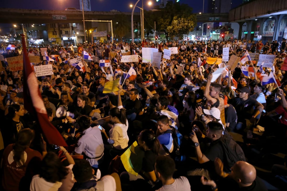 Vendedor de banderas es expulsado de la manifestación +Video