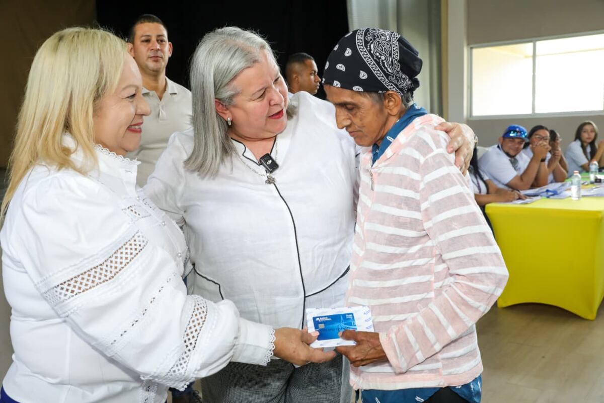 Más de mil 800 panameños reciben por fin su Tarjeta Clave Social en 2025