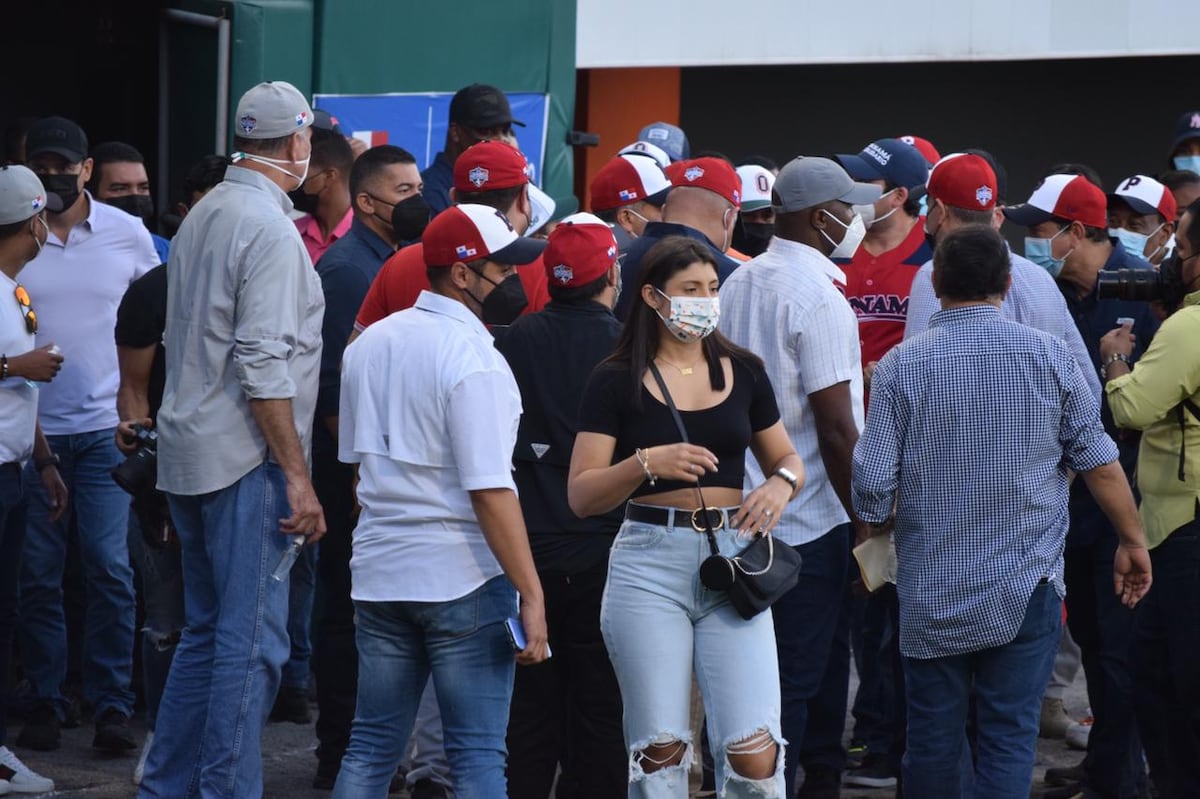 Captan a excara de ‘reality’, Joseline Pinto con su nuevo pollo que al parecer es funcionario 