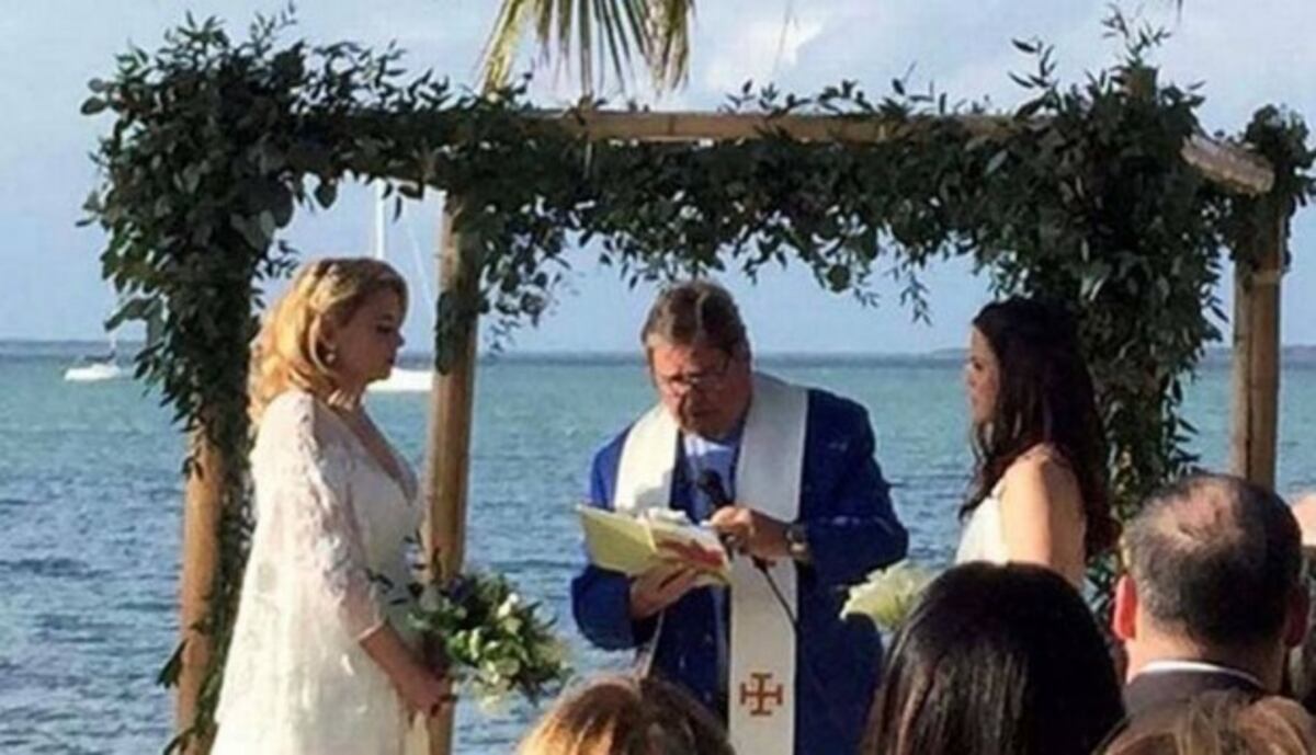 Escuela católica despide a profesora por casarse con su novia