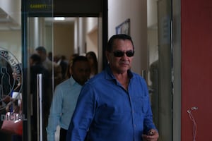 Los Galleros en espera del tercer testigo