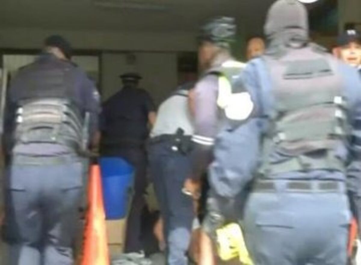 Mujeres rompen en llanto del pánico. Las privan de libertad para robarles. Policía los atrapa  